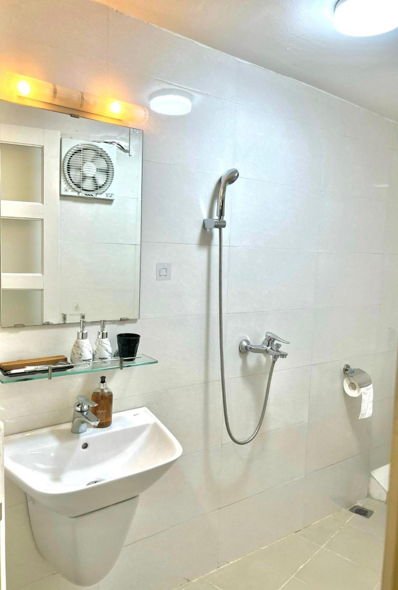 Nice Room Located Right Next To The Old Quarter Can Phong Nhieu Anh Sang Tai Ngay Gan Pho Di Bo Ho Guom Hanoi Eksteriør bilde
